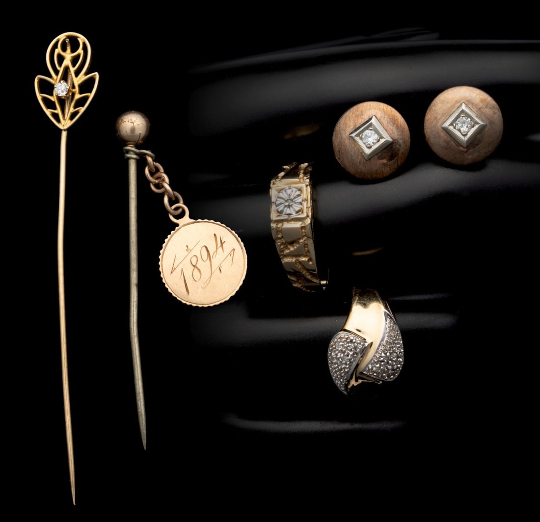 AN ESTATE LOT WITH 10K GOLD JEWELRY (1 of 12)