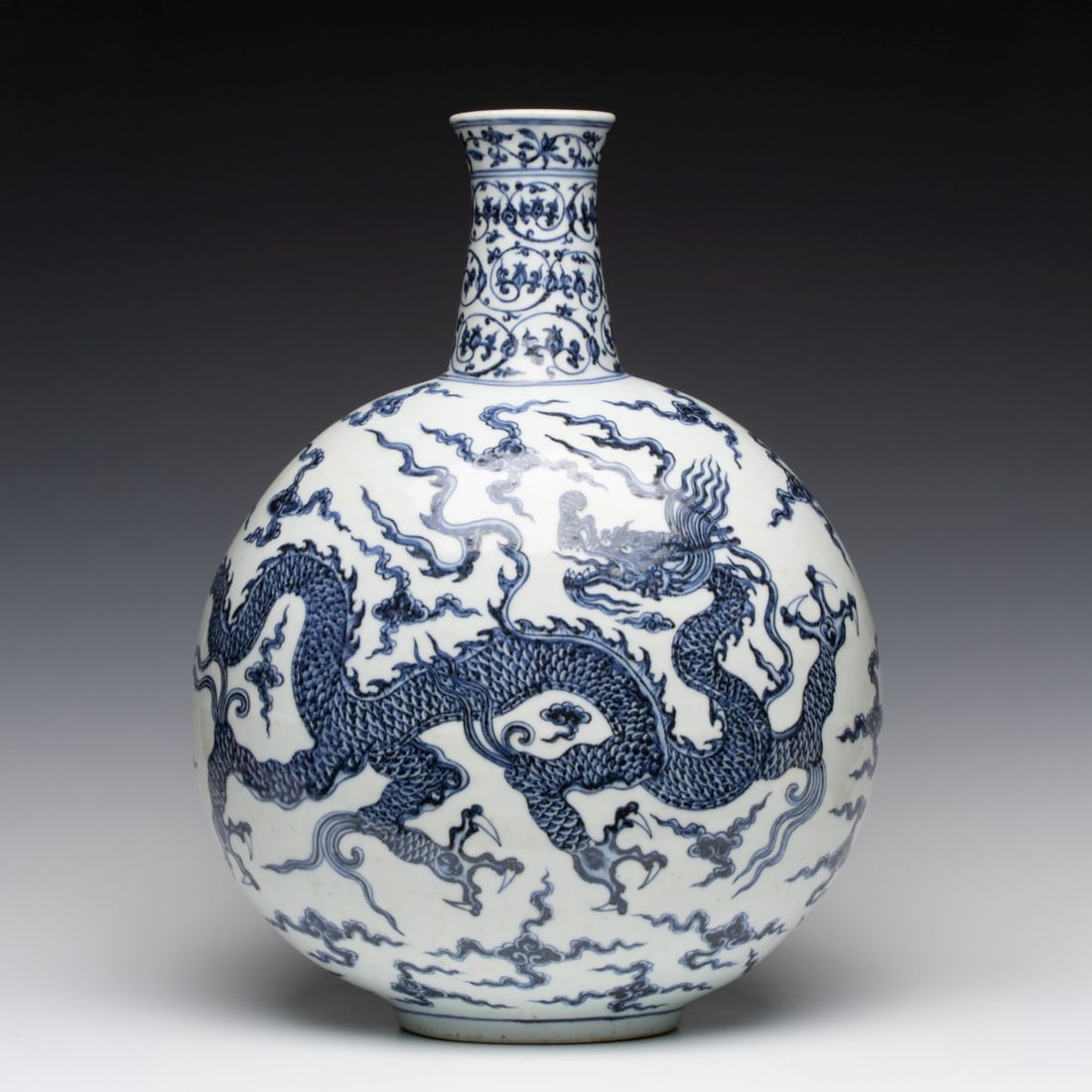 A LARGE BLUE AND WHITE CHINESE PORCELAIN MOON VASE (1 of 12)