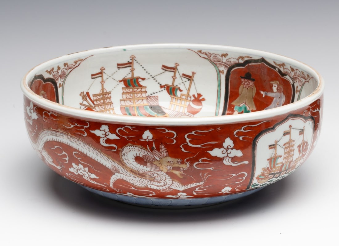 AN IMARI NANBAN BOWL WITH DRAGONS AND DUTCH TRADERS (1 of 15)