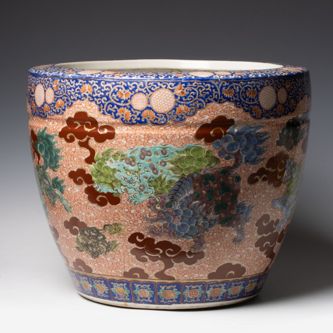 A LARGE CHINESE PORCELAIN FISH BOWL WITH BUDDHIST LIONS (1 of 14)