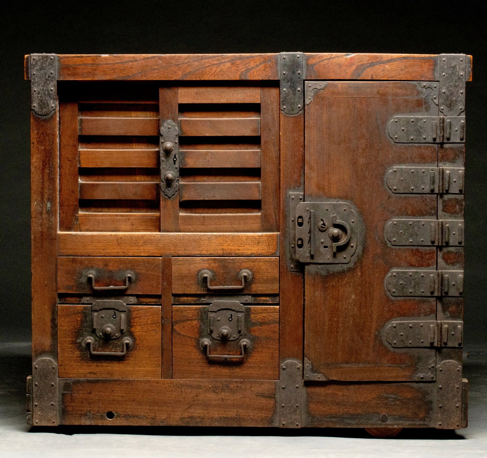 AN 1850s JAPANESE MERCHANT'S CHEST WITH IRON ON WHEELS (1 of 11)