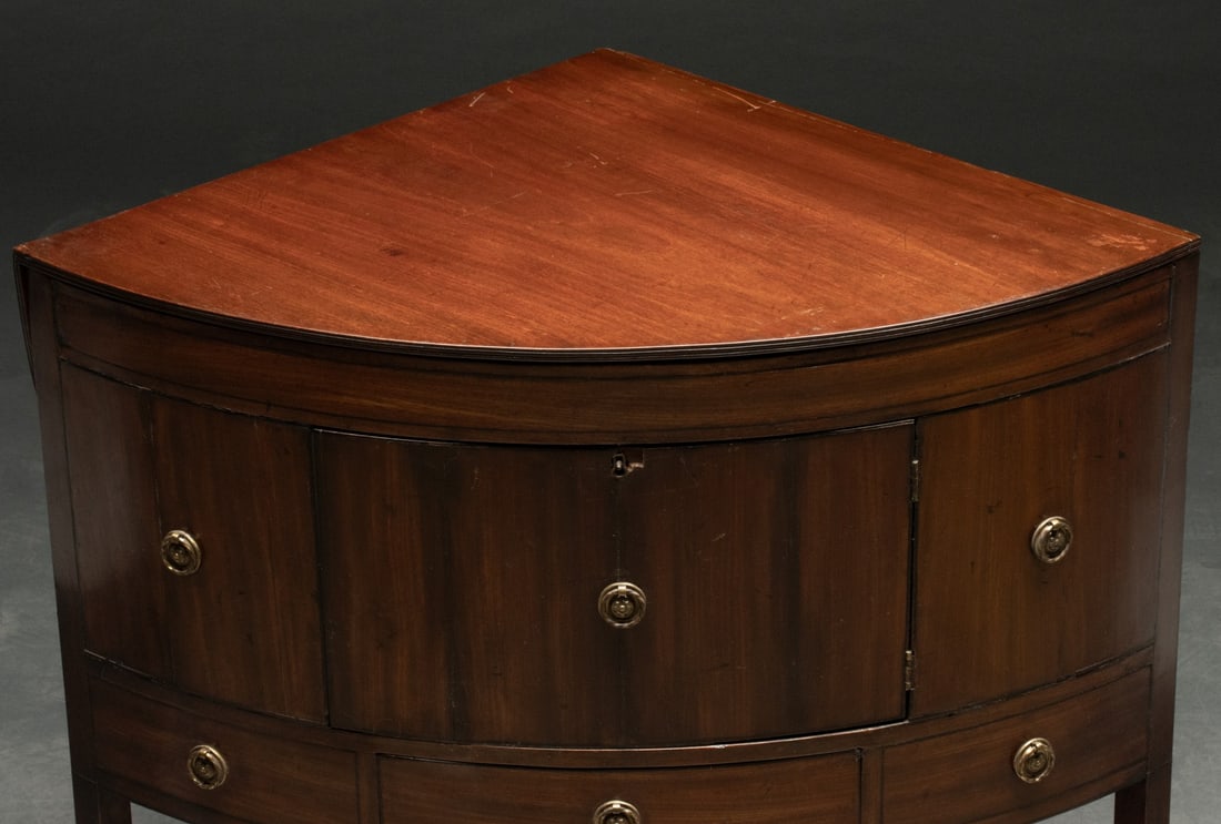 A CHANGEABLE DRESSING STAND WITH CONCEALED BACKSPLASH - 5