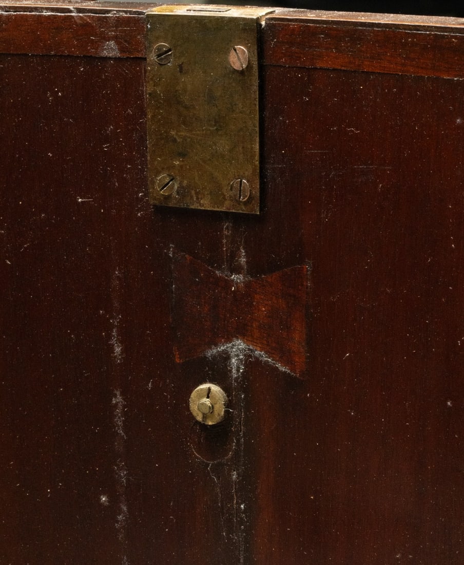 A CHANGEABLE DRESSING STAND WITH CONCEALED BACKSPLASH - 9