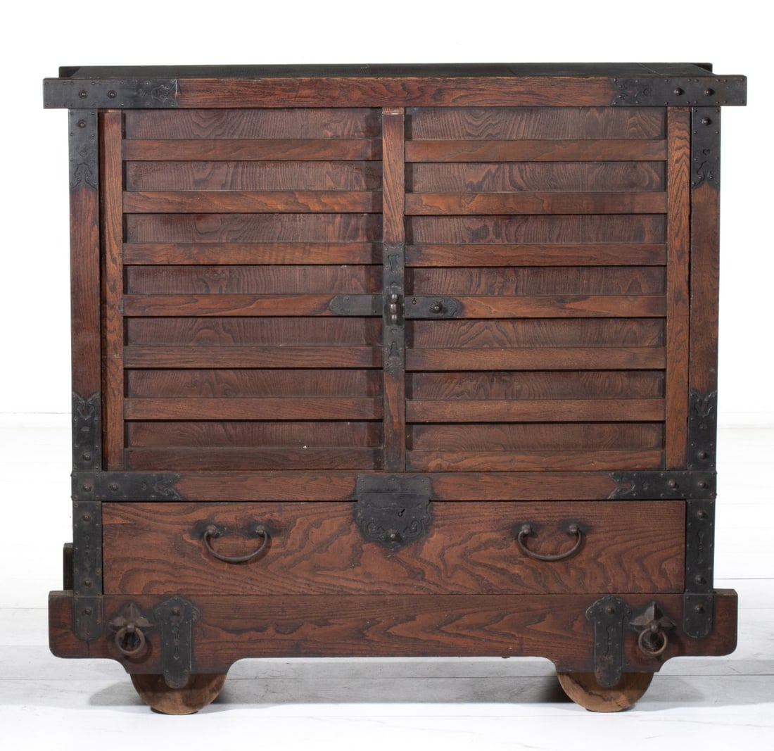 A FINE LARGE EARLY 19TH CENTURY JAPANESE KARUMA DANSU (1 of 15)