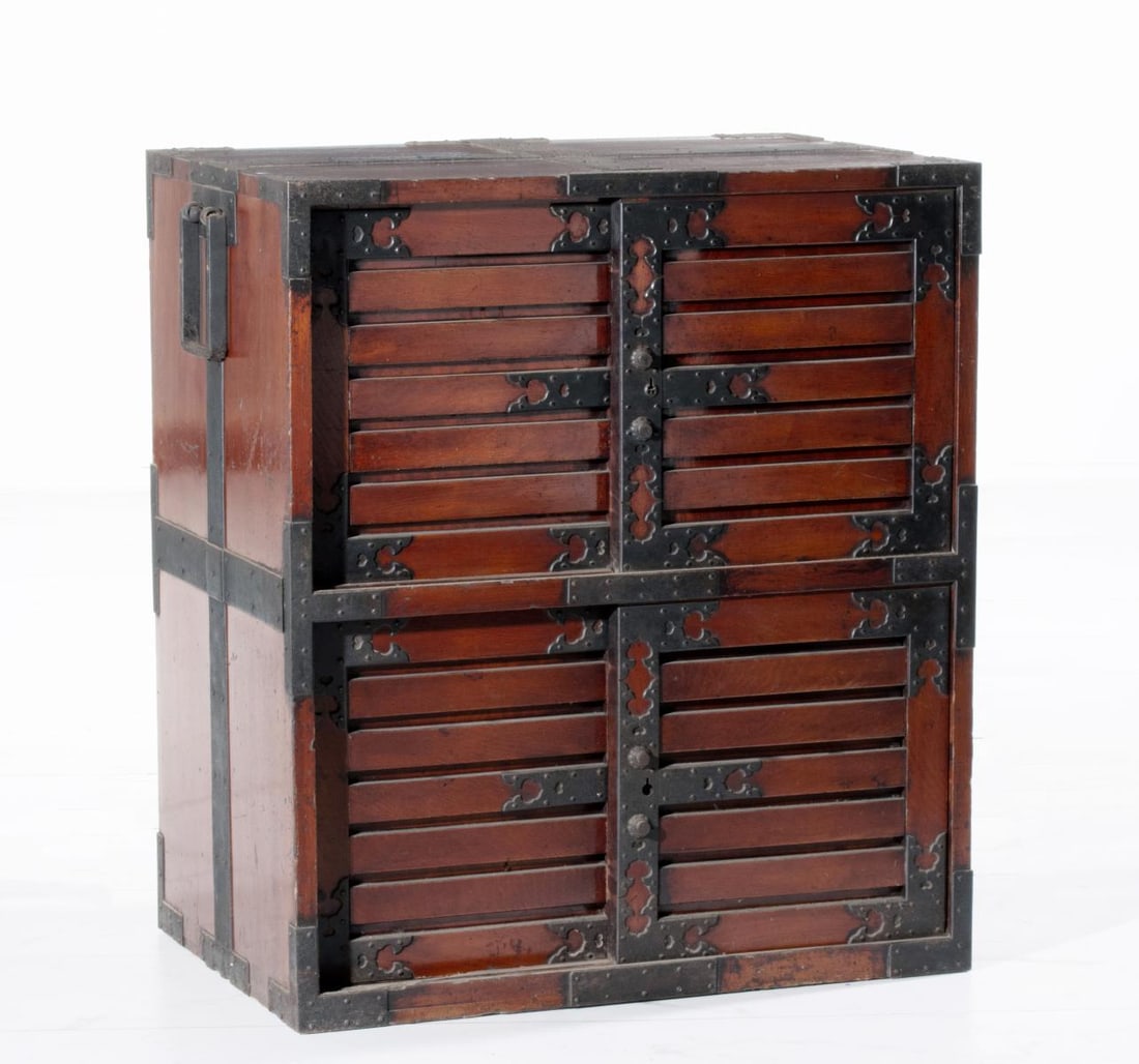 A FINE AND HANDSOME 18TH CENTURY JAPANESE SEA CHEST (1 of 13)