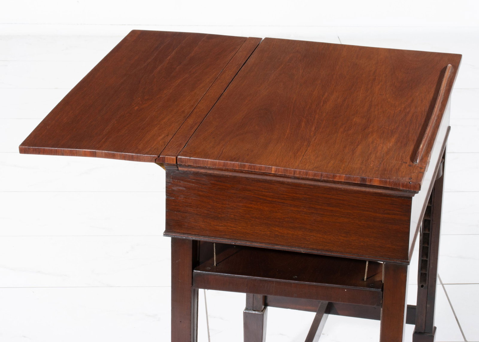 AN ADJUSTABLE 19TH CENTURY STANDING ARCHITECT'S TABLE - 18