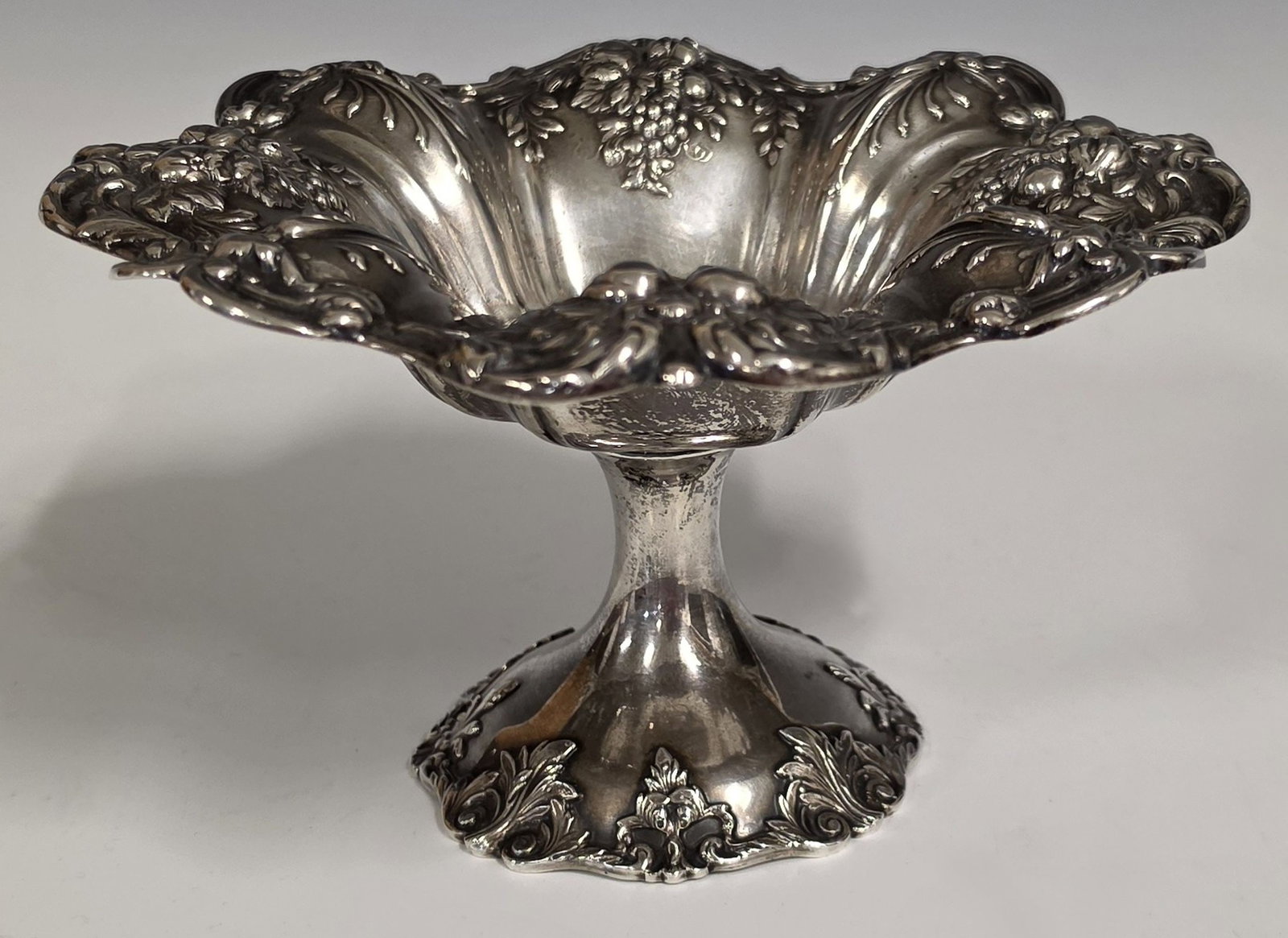 A REED AND BARTON FRANCIS I PATTERN STERLING COMPOTE: The compote with stamped maker's marks, STERLING and date mark for 1948 is in good condition, noting an engraved inscription on the underside of the foot. Measures 4.5 x 7.75 x 7.75 inches and weighs 