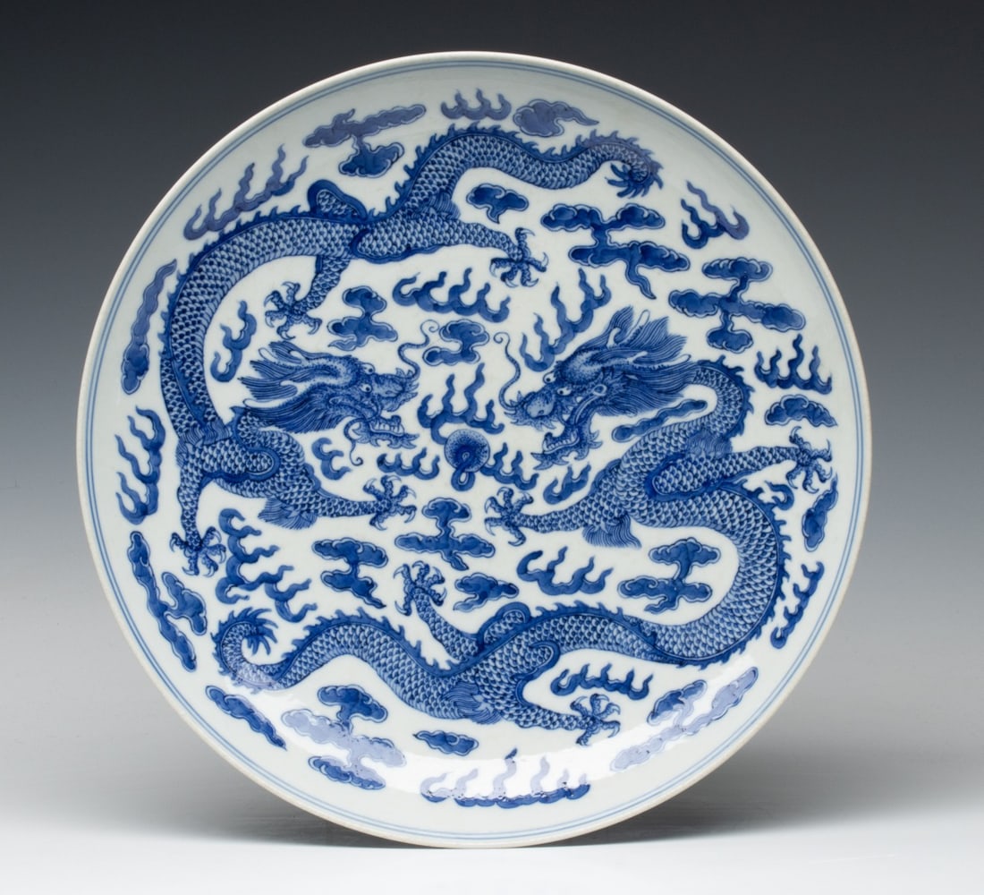 A CHINESE PORCELAIN PLATE WITH FIVE-CLAWED DRAGONS (1 of 11)