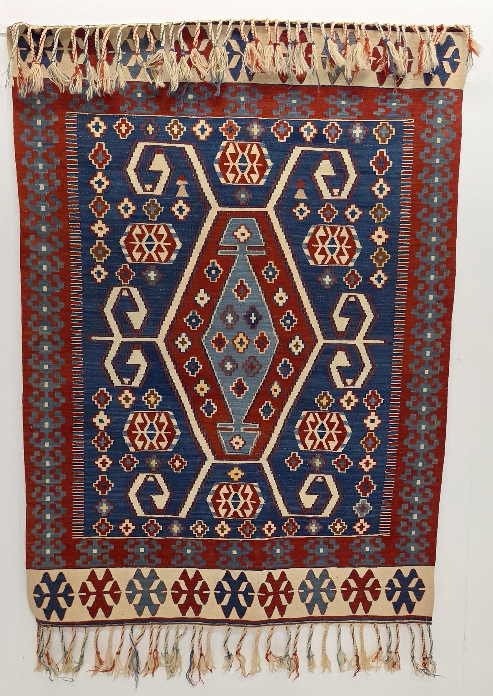 FINE MODERN TURKISH KELIM, CENTRAL TURKIYE: The fine kelim with latch hooked hexagonal lozenge medallion is framed by a red border and ivory banded ends. Measures approximately 61 x 44 inches; 5ft.1 inches x 3ft.8in; 61 x 112cm. Provenance: The