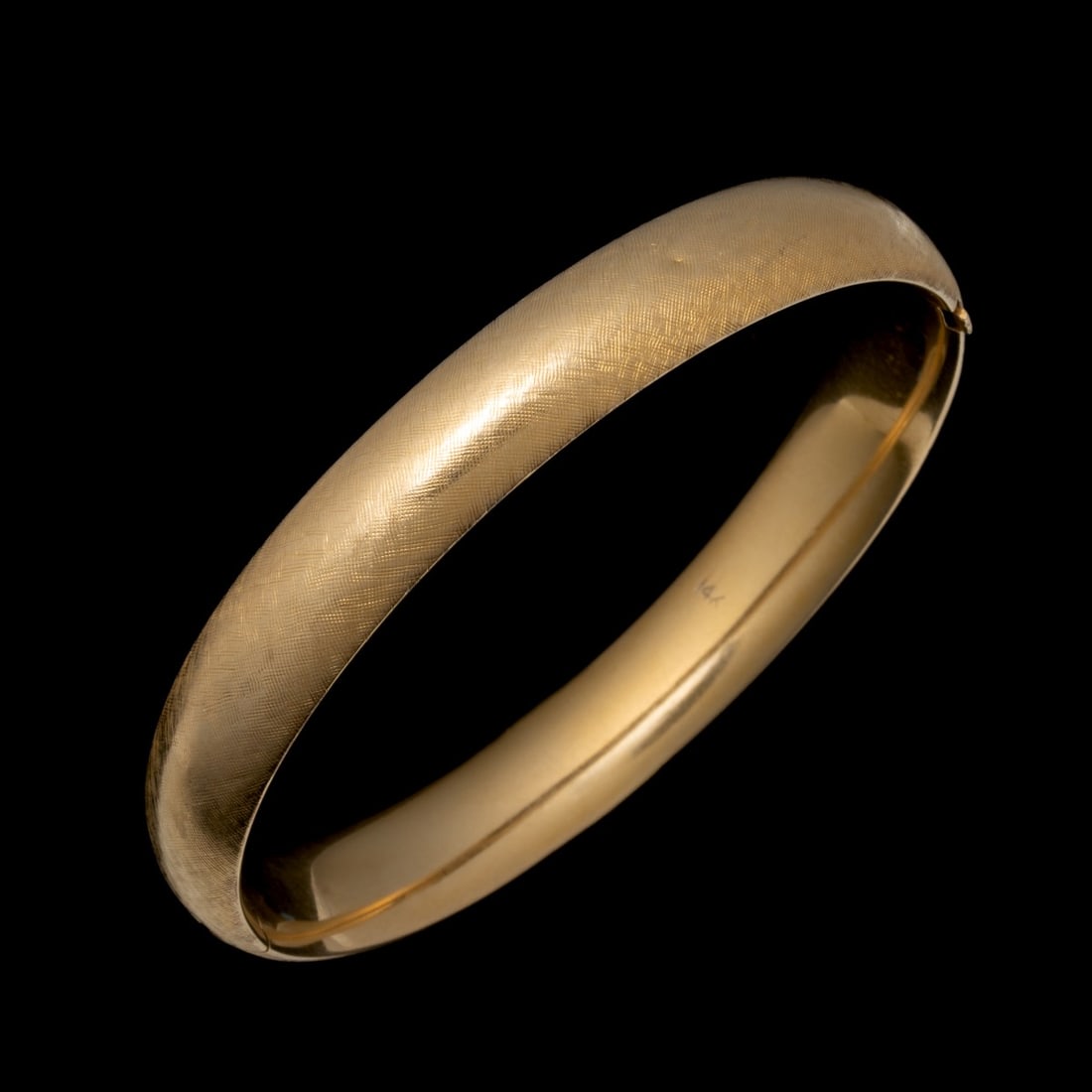 A VINTAGE LADIES 14K GOLD BANGLE WITH CROSSHATCHING (1 of 8)