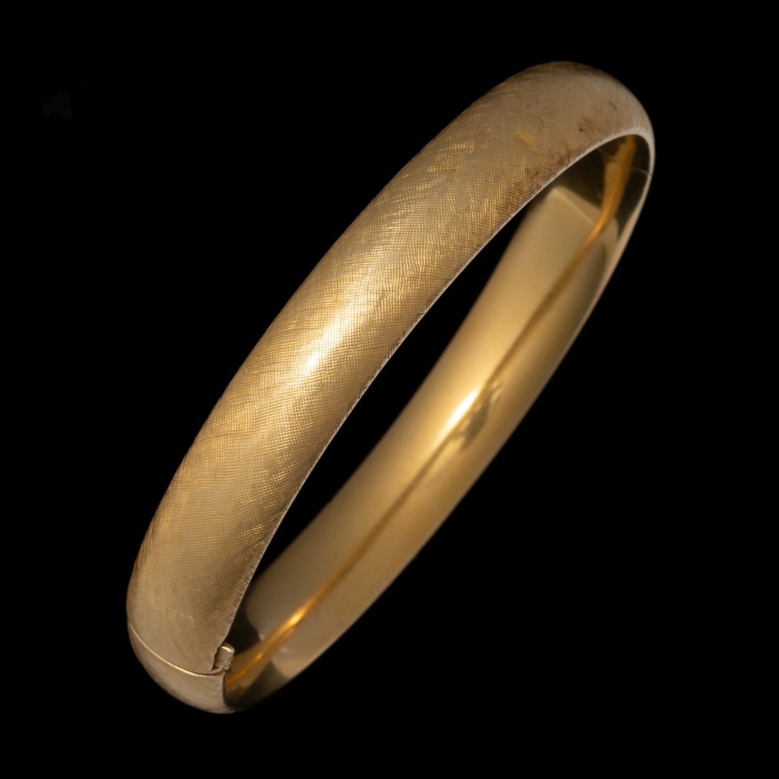 A VINTAGE LADIES 14K GOLD BANGLE WITH CROSSHATCHING (1 of 6)