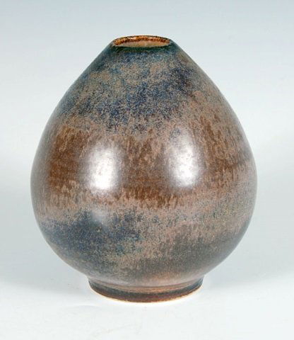 SCHEIER STUDIO ART POTTERY VASE: Wheel-thrown pottery vase with scratched signature for Edwin and Mary Scheier, measures 4 inches high.