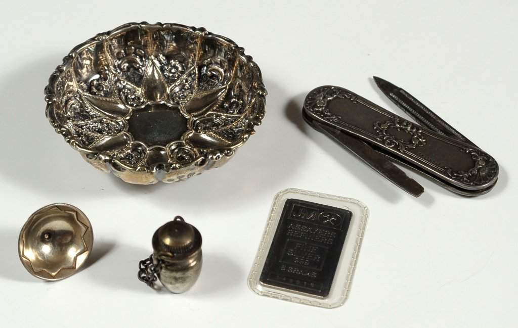 LOT OF SMALL STERLING SILVER ITEMS: Including an small footed salt, a perfume funnel, a sterling sided knife, a small bottle and a sterling silver ingot. Five pieces ranging in size from .75 x 2.25 inches in diameter, down to .75 x .75 