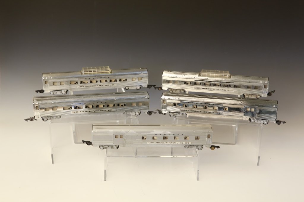 AMERICAN FLYER 500, 502, 660, 661, 662: S gauge, three Pullmans, two baggage. All show wear, unknown working condition, average condition.