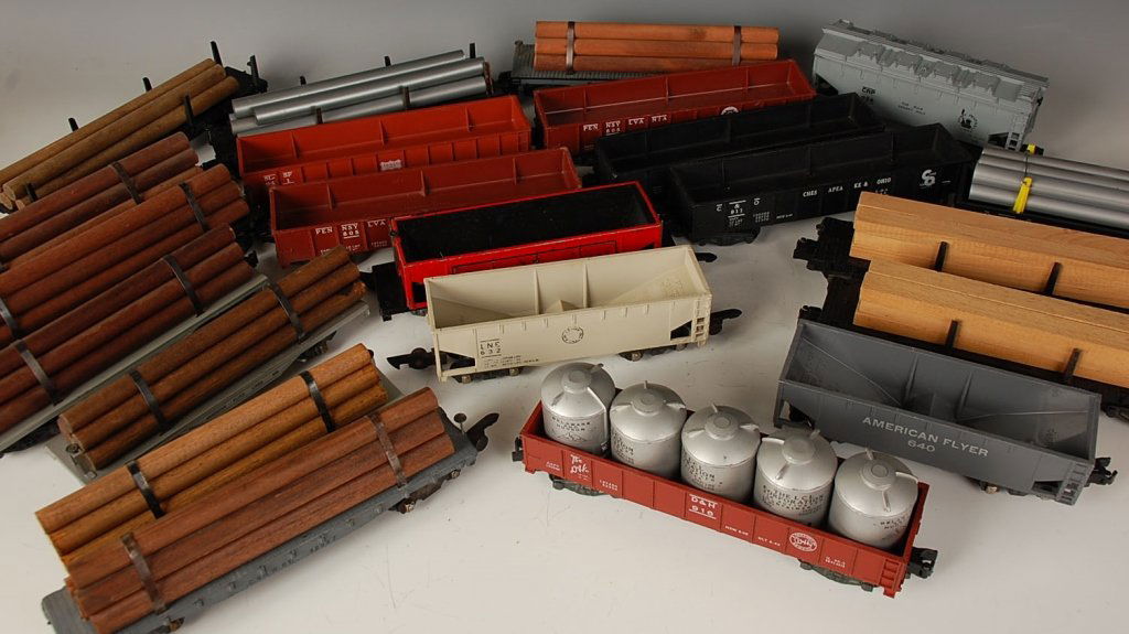 TWENTY TWO AMERICAN FLYER ROLLING STOCK: Post-war S gauge. Includes log cars - two 605, two 928, two 905, two 42597; plus 911, 928 with pipes, two 928 with long boards, 916 with five D&H containers; hoppers - 911, 641, 920, two 805, 640, 632