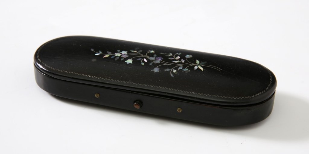 PAPIER MACHE EYEGLASS CASE CIRCA MID 19TH C.: Measures 1.75 x 5 inches.