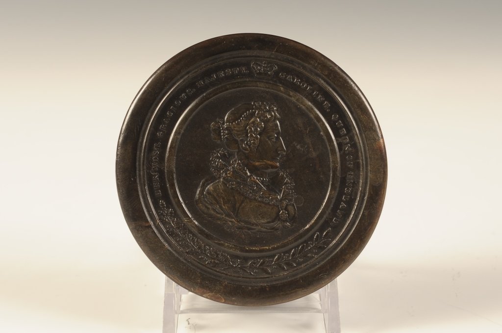 EARLY 19TH C. PRESSED HORN BOX, BUST OF QUEEN CAROLINE: A pressed horn commemorative box with bust of Queen Caroline and inscription 'Her most gracious majesty Caroline, Queen of England'. Measures .75 x 3 inches in diameter.