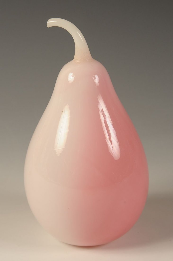 SHINY PEACHBLOW PEAR SHAPED ART GLASS DARNER: 19th century. Measures 4.75 x 2.5 inches.