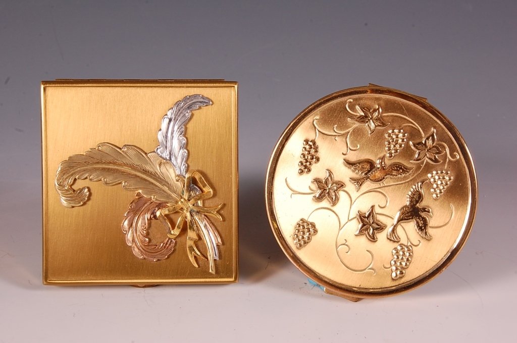 1936 LAMPL VANITY COMPACT & RICHARD HUDNUT COMPACT: Lampl compact with raised tri-color feather design on the lid, goldtone base, beveled mirror in the lid, hinged rouge well with rouge and lip rouge pans and one puff, powder well with a 'WL' branded p