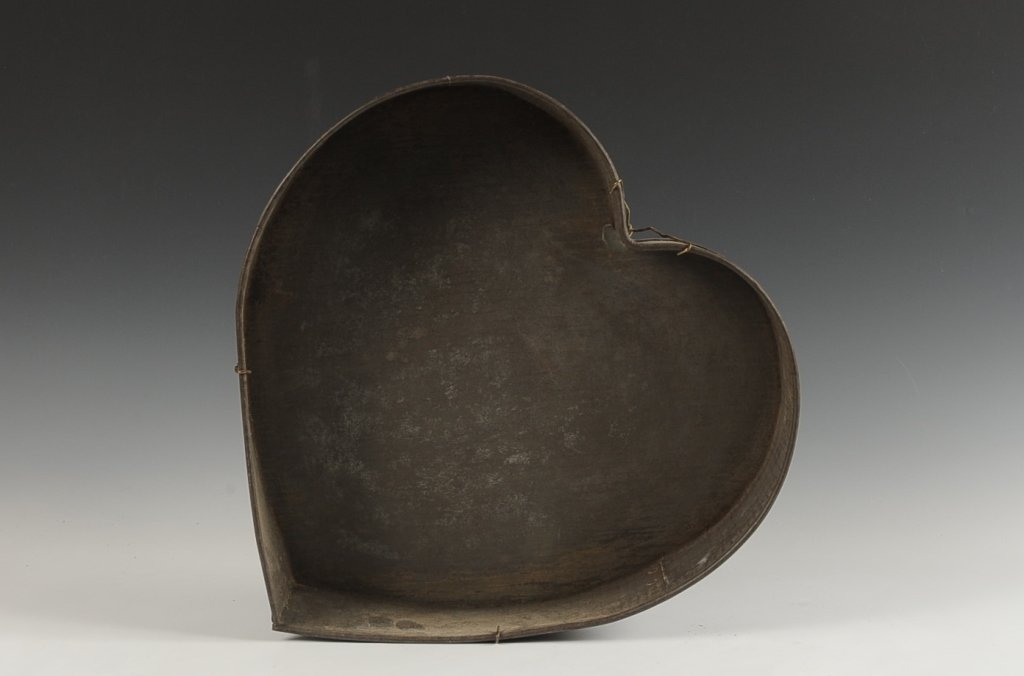 PENNSYLVANIA HEART SHAPED TIN CAKE PAN 14.5 X 15.25: Measures 14.5 x 15.25 x 3.75 inches.