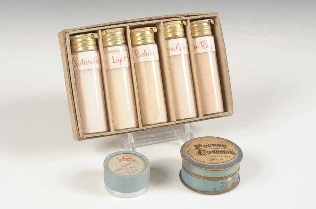 LOT OF ASSORTED FACE POWDERS W ORIGINAL PACKAGING: Measures 1.25, 1.75 and 3 inches.