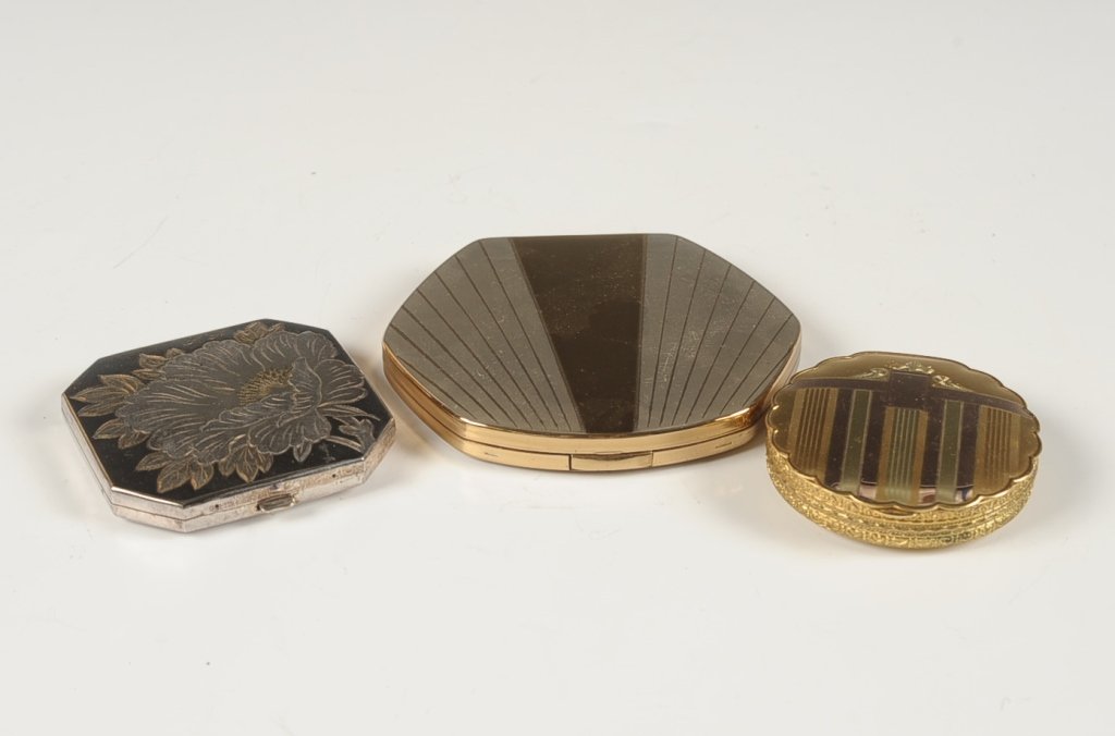 ELGIN AMERICAN, LA MODE & ANOTHER COMPACT: Measure 2.25 to 4.5 inches.