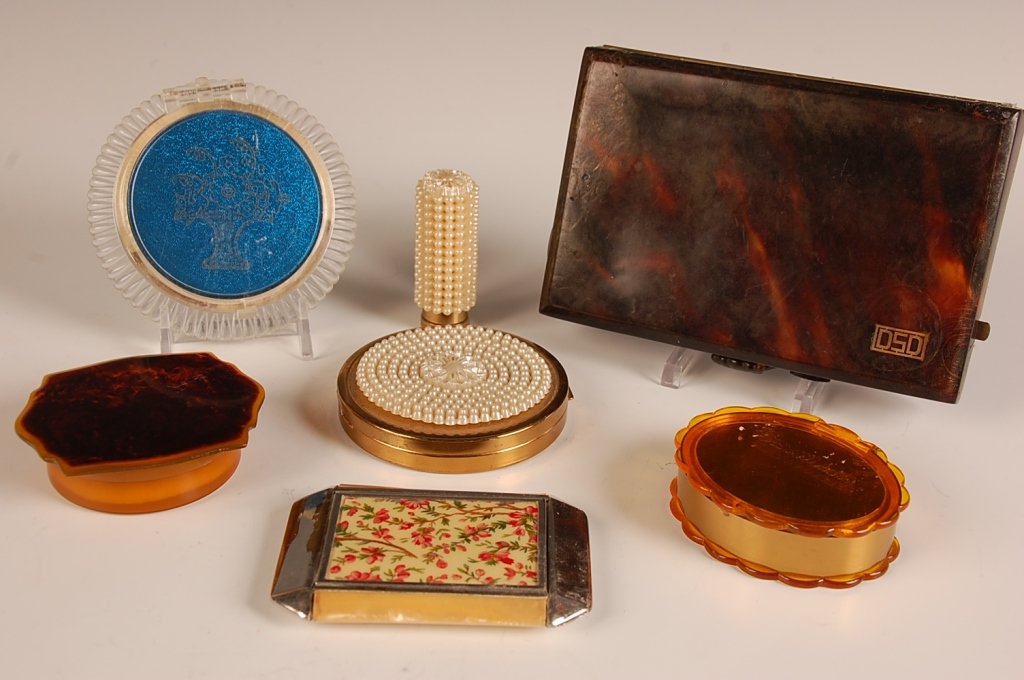 LARGE LOT OF VINTAGE PLASTIC COMPACTS & MINIAUDIERE: Compacts measure 2.5 to 3.5 inches. miniaudiere measures 3.5 x 5.5 inches.