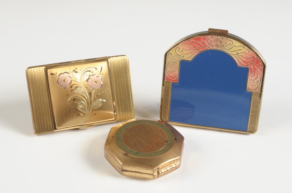 LA MODE, DJER-KISS & HINGECO VINTAGE DUO COMPACTS: Three pieces ranging in size from 2 inches in diameter, up to 2.75 x 2.5 inches.