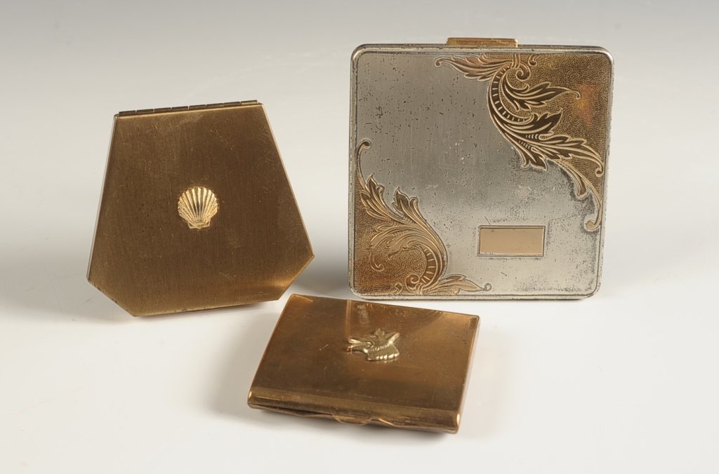 STRATTON DOG COMPACT, SEASHELL & TWO TONE COMPACTS: Measure from 2.5 to 3.25 inches.