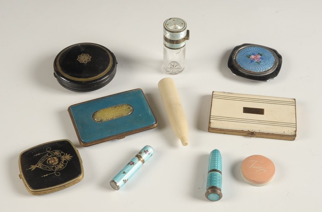 LOT OF VINTAGE COMPACTS & ACCESSORIES: Sizes range from 1.25 to 3.25 inches.