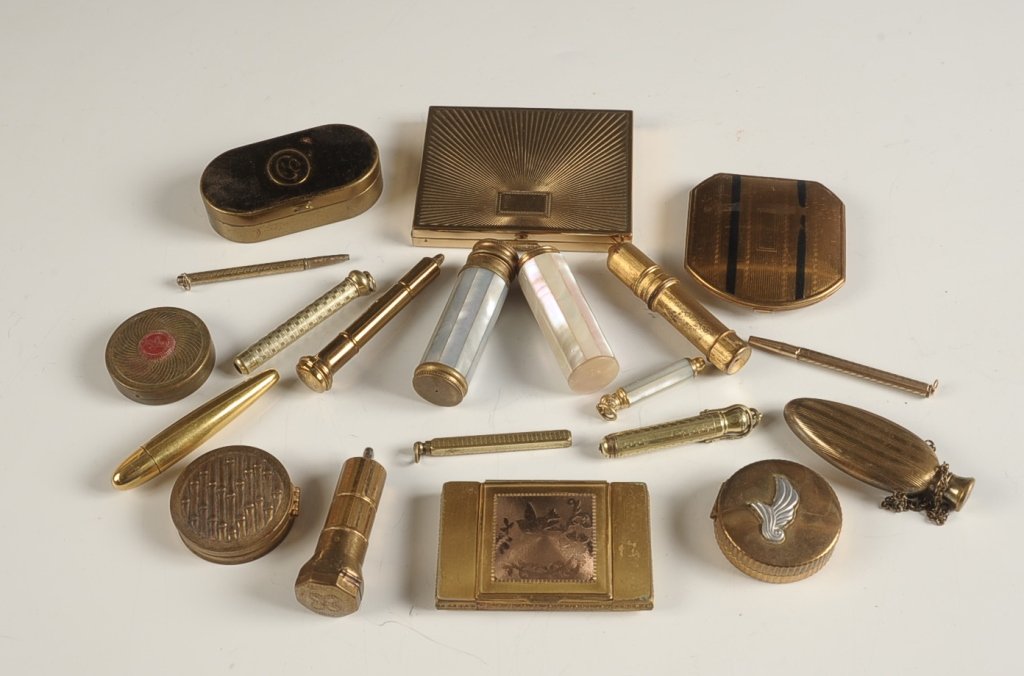LOT OF VINTAGE COMPACTS & ACCESSORIES: Sizes range from 1.5 to 3.25 inches.