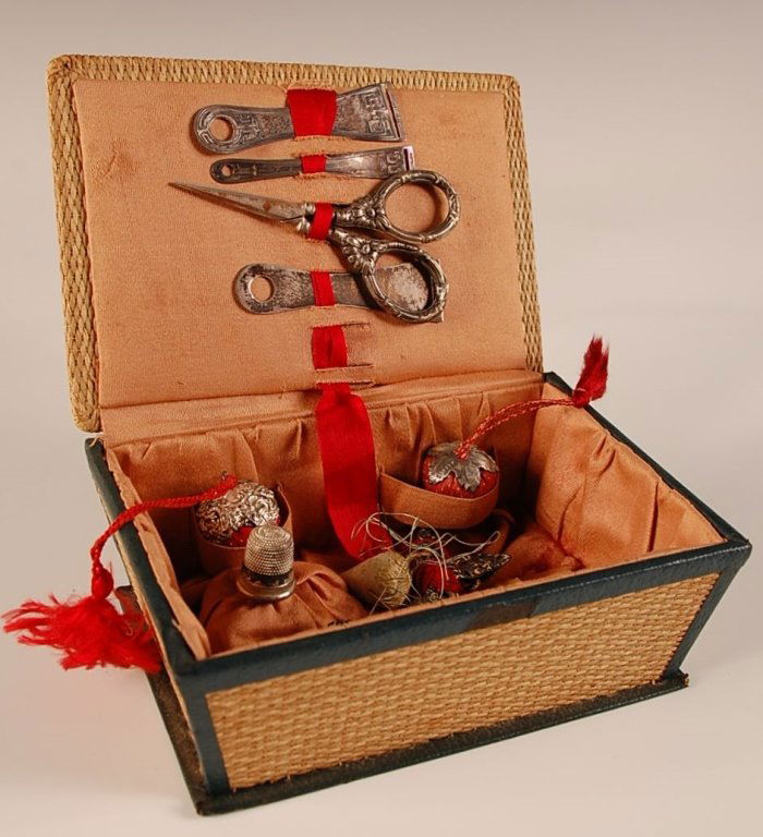 ANTIQUE SEWING BOX WITH SILVER PLATED SEWING Apr 27, 2014 Soulis