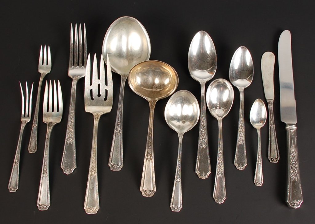 TOWLE 'LOUIS XIV' STERLING SILVER FLATWARE SERVICE: Flatware set includes one 9.5 inch cake server, a 10 inch and 8.5 inch carving set, twelve 9.5 inch dinner knives, one 5.25 inch lemon fork, one 7.5 inch spoon, twelve 4 inch demitasse spoons, one 7.5