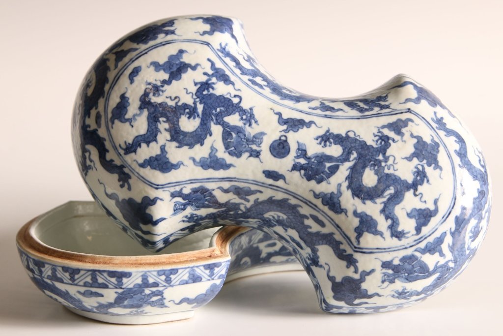 CHINESE BLUE AND WHITE PORCELAIN COVERED DISH: Chinese, blue and white porcelain lobed form covered dish with design of dragons, flames, and pearls, 20th century with apocryphal Ming dynasty Wanli mark. Measures 4 x 9.25 x 6 inches. Estate of Lee 