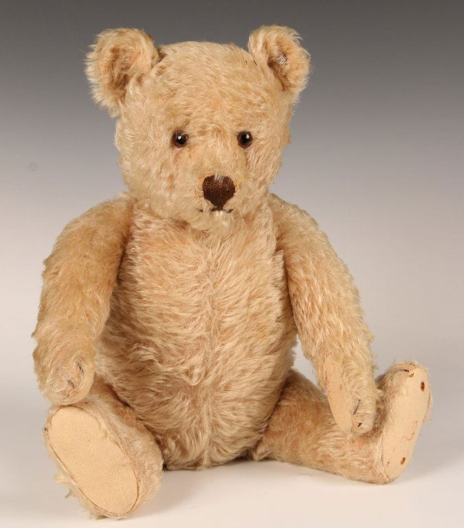 VINTAGE STEIFF 16 INCH TEDDY BEAR: Glass eyes, vertically stitched nose, light brown fur, felt paw pads, hump on the back, long arms and short legs, cursive button in ear, growler present, excelsior stuffing, no label, measures 16 inch