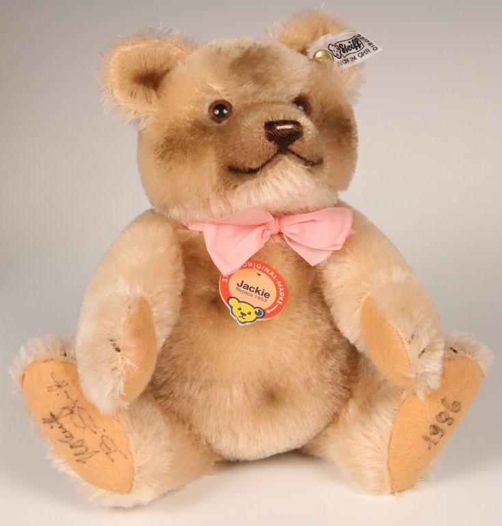 STEIFF JACKIE REPLICA TEDDY BEAR IN BOX, SIGNED: 1986 Jackie replica of the 1953 edition, 0190/25, limited edition of 10,000, signed on the paw pads by Hans Otto Steiff and Birgit Steiff and dated 1986, button in ear with white label, paper chest ta