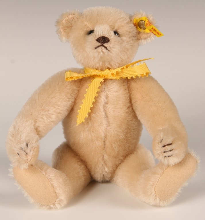 STEIFF MARGARET STRONG REPLICA WHITE BEAR: 1984 replica of the 1908 edition, 0157/26, button in ear with yellow tag, measures 10 inches (26 cm).