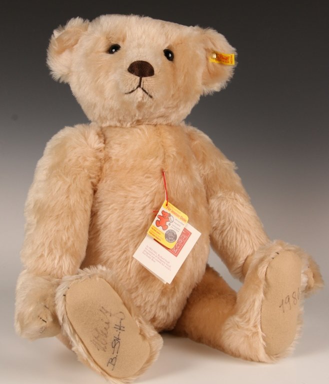 STEIFF 1908 REPLICA CREAM BEAR, SIGNED: 1985 replica of the Margaret Strong 1908 edition, cream mohair, signed on the paw pads by Hans Otto Steiff and Birgit Steiff and dated 1986, 0157/60, button in ear with yellow label, paper hang tags, 