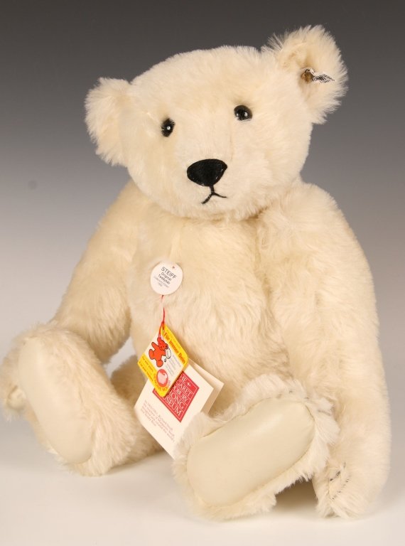 STEIFF MARGARET STRONG LIMITED EDITION BEAR: 1986 bear with white fur and leather paw pads, limited edition of 750, 0158/50, button in ear with white tag, paper chest and hang tags, measures 19 inches (50 cm).