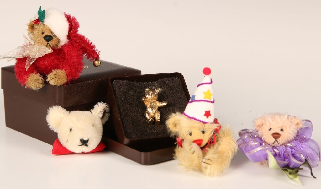SIX TEDDY BEAR BROOCHES INCLUDUING STEIFF: Steiff mohair teddy bear head pin with original box, button in ear, measures 2 inches. A goldtone Steiff bear pin with original box measures 1.25 inches. Plus four artisan bear head pins measure 2 to 