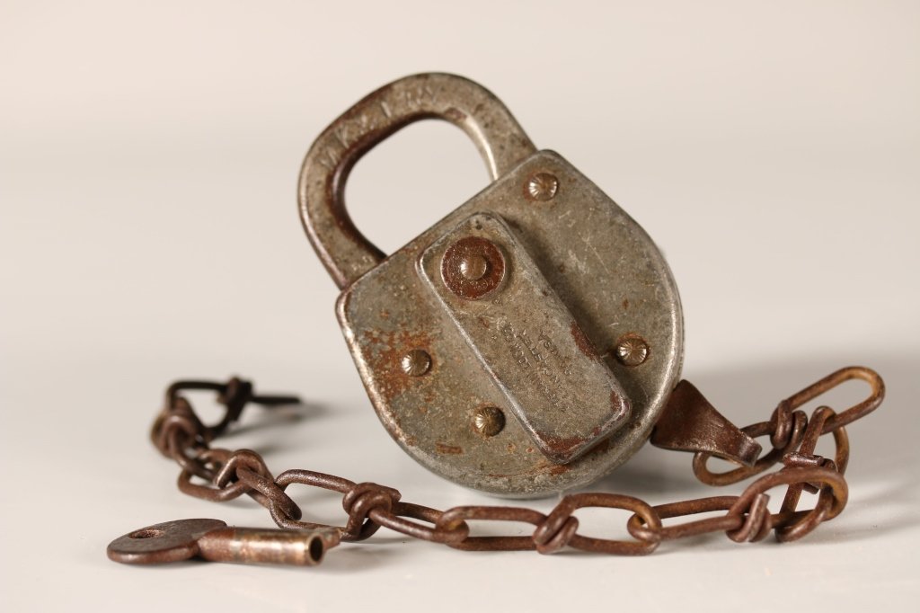MISSOURI KANSAS TEXAS MK&T RAILROAD PADLOCK AND KEY: Stamped 'MK&T RY' on shackle, marked 'E.T. Fraim Lock Co., Lancaster, PA, USA' on swivel. With chain and key that does not unlock the lock. 3.5 x 2.25 inches. Good condition overall.