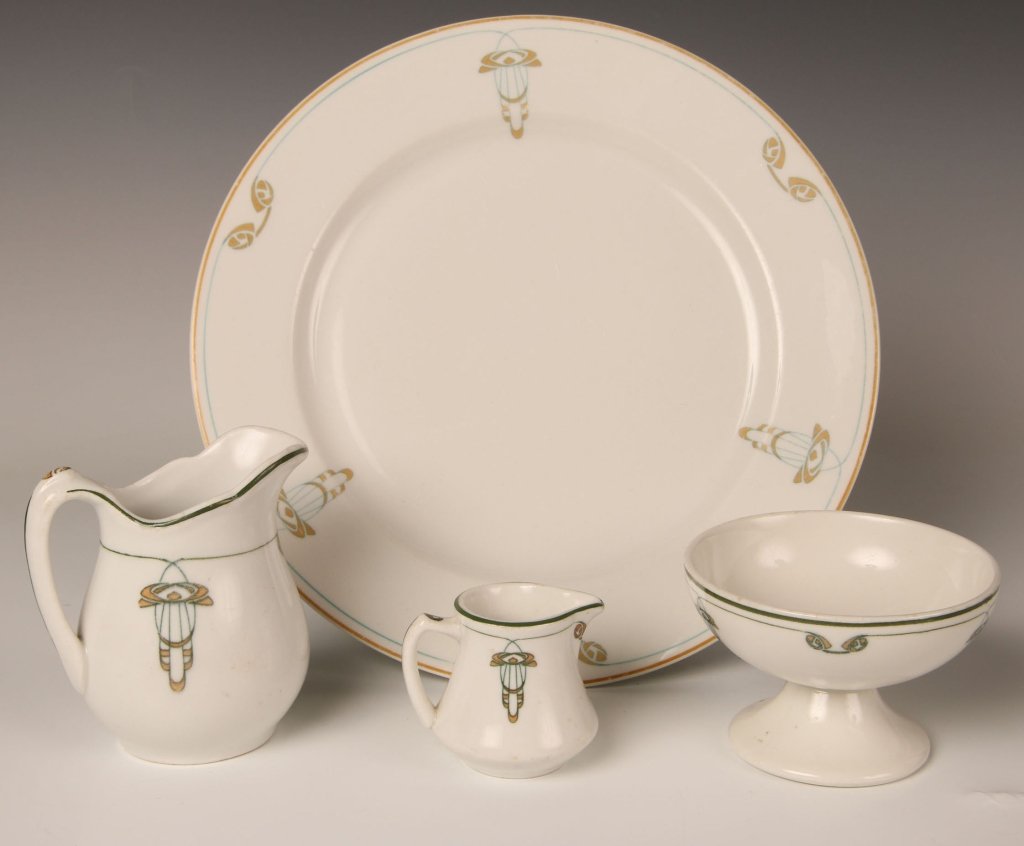 FOUR PIECES MISSOURI KANSAS TEXAS RR KATY ORNAMENTS: MK&T railroad. Plate backstamped Syracuse, 9.75 inches. 4 x 4 inch creamer with no backstamp, 2 x 2.5 inch creamer with no backstamp; 2.5 x 4 inch ice cream with no backstamp. No chips, cracks or repa