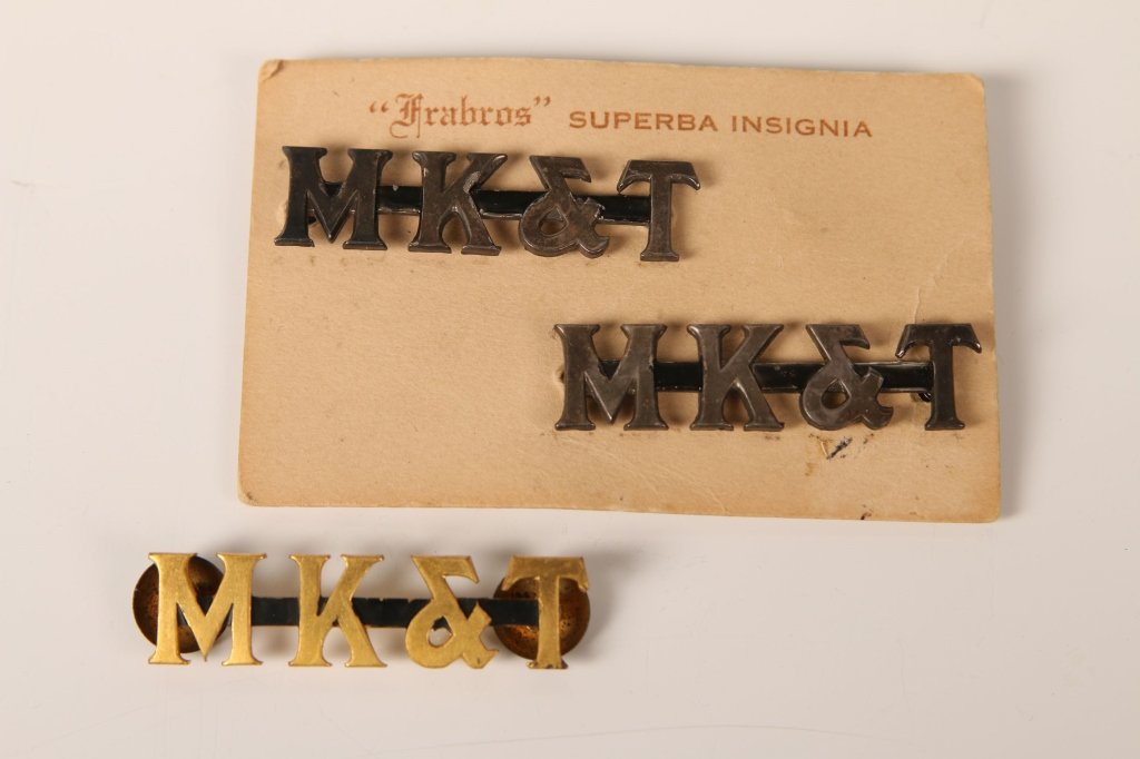 THREE MK&T MISSOURI KANSAS TEXAS RAILROAD COLLAR: Includes a pair of 'M-K-& T' screwback collar devices in silver finish, and one gilded finish, 1/2 x 2 inches each, very good condition overall.