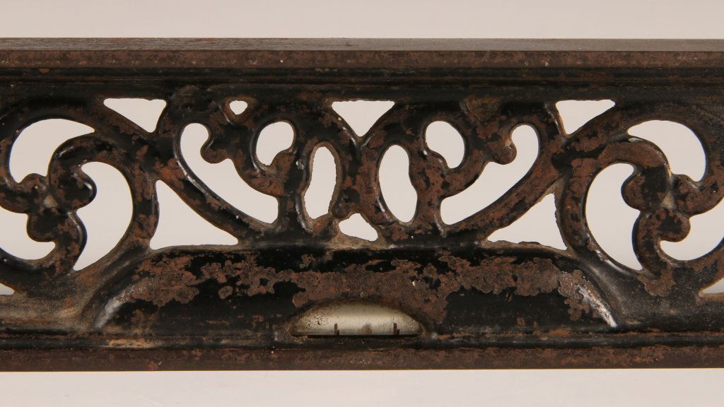 WILLIAMSBURG MANUFACTURING CAST IRON LEVEL: Ornate cast iron with three bubbles, signed on the center bubble. Measures 2 x 23.75 inches.