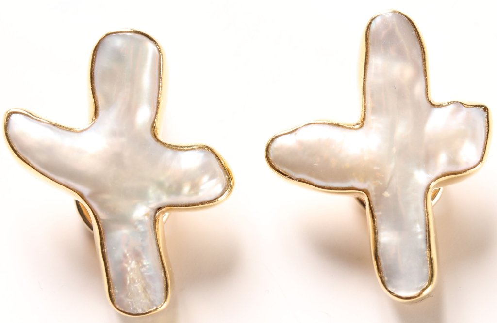 CHRISTOPHER WALLING 18K GOLD AND BIWA PEARL EARRINGS: Pair of clip-on earrings that measure 1 x .75 inches with 18k weighing 12 grams including Biwa pearls. Signed Walling 18k.