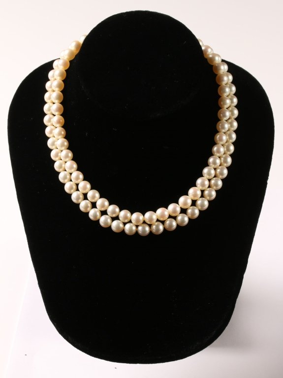 DOUBLE STRAND CULTURED PEARL CHOKER, 14K CLASP: Strands of nicely matched 6 mm pearls with 14K white gold pearl and diamond clasp; graduated strands that measure 14.5 and 15.5 inches in length, clasp marked 14k.