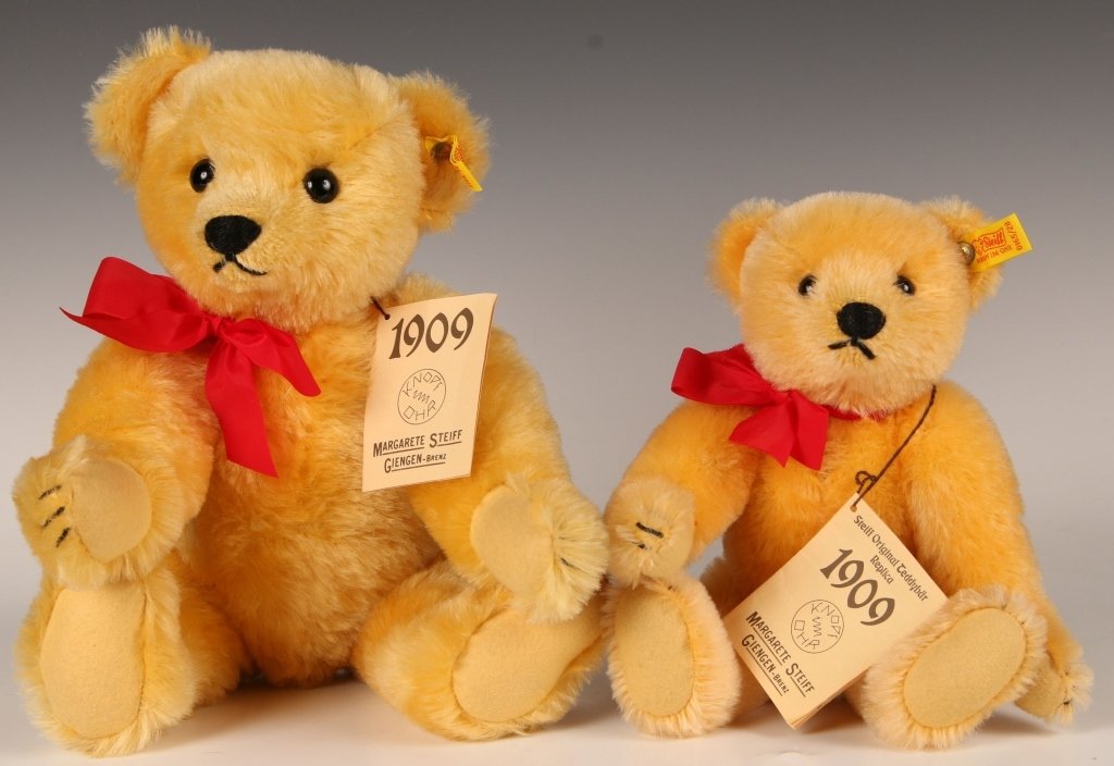 TWO STEIFF 1909 REPLICA GOLD TEDDY BEARS: 1984 replicas of the 1909 editions, 0165/28 and 38, buttons in ear with yellow tags, paper hang tags, measure 11 and 15 inches (28 and 38 cm).