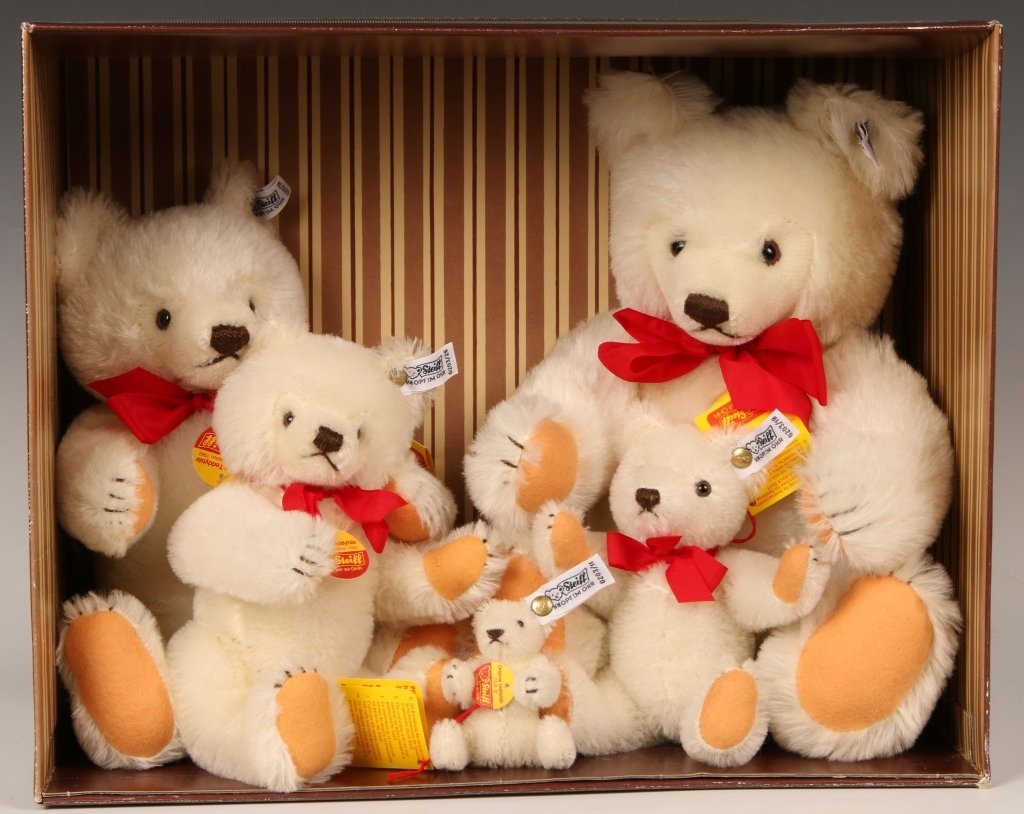 STEIFF 1982 COLLECTOR EDITION, FIVE BEARS & BOX: Five white mohair bears 0203/41, 36, 26, 18 and 11, buttons in ears, paper chest and hang tags, with original box.