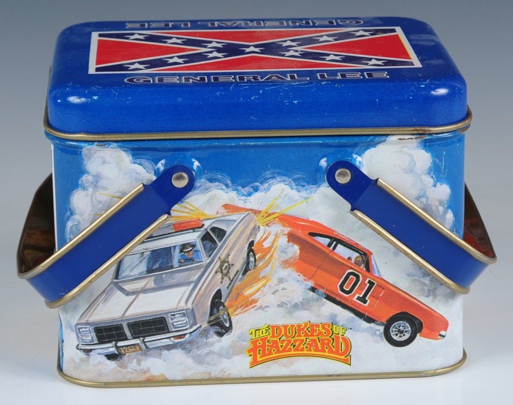 1980s DUKES OF HAZARD GENERAL LEE BISCUIT TIN: Very good condition, noting some scratches throughout and small dents to the underside.