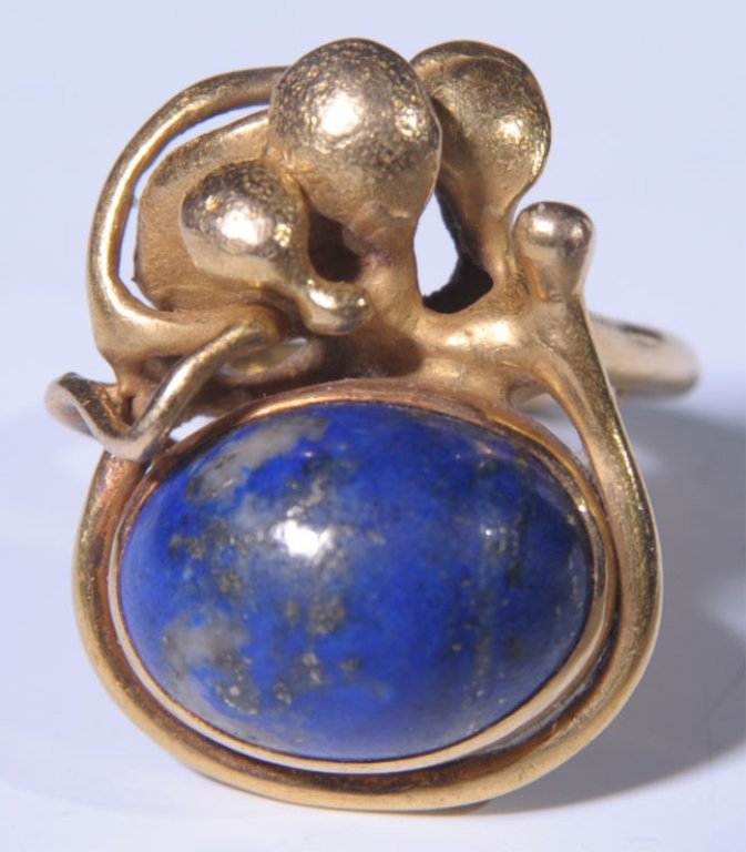 EGYPTIAN REVIVAL 18KT GOLD RING WITH LAPIS CABOCHON: Freeform gold size 5.5, unmarked, acid tests to 18 kt, center setting measures 1 x .75 inches.